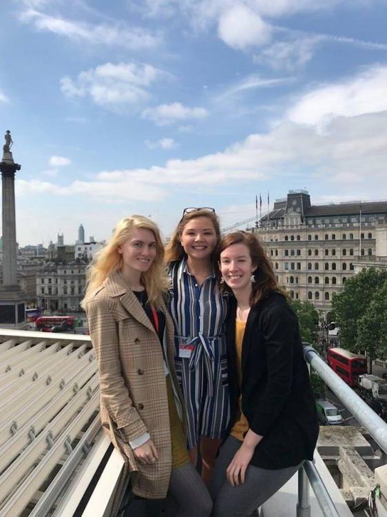 19岁的梅根Guzik, Alex Wieczorek和19岁的伊丽莎白Ayars在伦敦国家美术馆的屋顶上